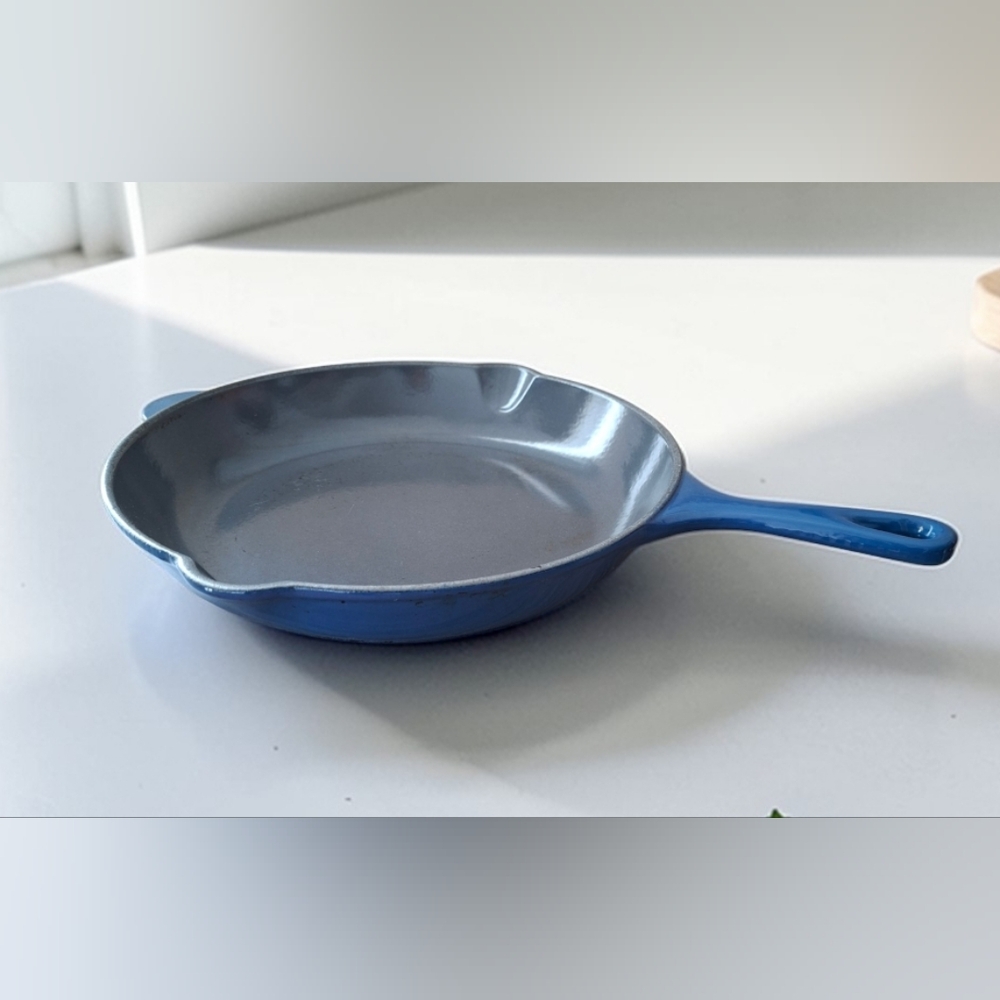 Le Creuset 26cm Enamelled Cast Iron Skillet - Blue with Gray Interior
